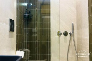 Dusche, Haartrockner, Bidet, Handtücher