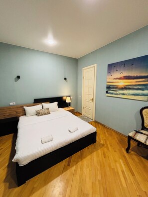 Quarto casal conforto | Roupas de cama premium, ferros/tábuas de passar roupa, Wi-Fi de cortesia