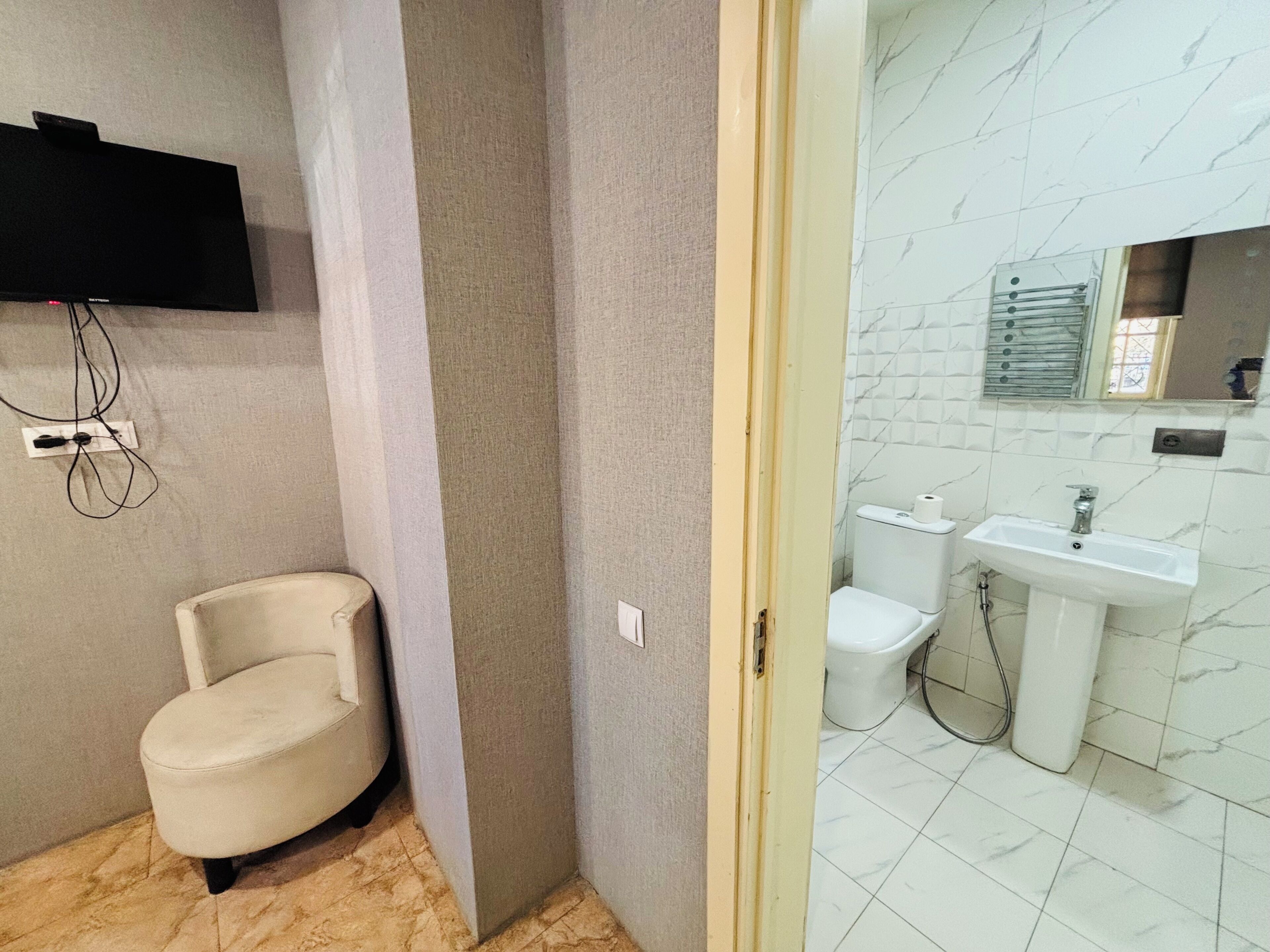 Habitación básica con 1 cama doble o 2 individuales, vistas a la ciudad | Baño | Ducha, artículos de higiene personal gratuitos y secador de pelo