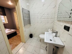 Habitació doble o amb dos llits individuals bàsica, vistes a la ciutat | Bany