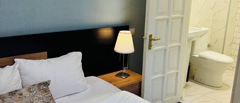 Kahden hengen perushuone (yksi tai kaksi sänkyä), kaupunkinäköala | Kylpyhuone