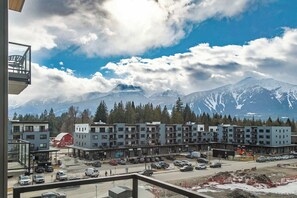 Property grounds - Adventure Living - Cozy 2 Bedroom Condo (Revelstoke)