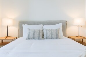 2 bedrooms, WiFi, bed sheets - Adventure Living - Cozy 2 Bedroom Condo (Revelstoke)