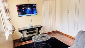 Room, 1 Bedroom, Accessible, Smoking | Ruang tamu