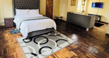 Room-cozy Retreat in Morningside