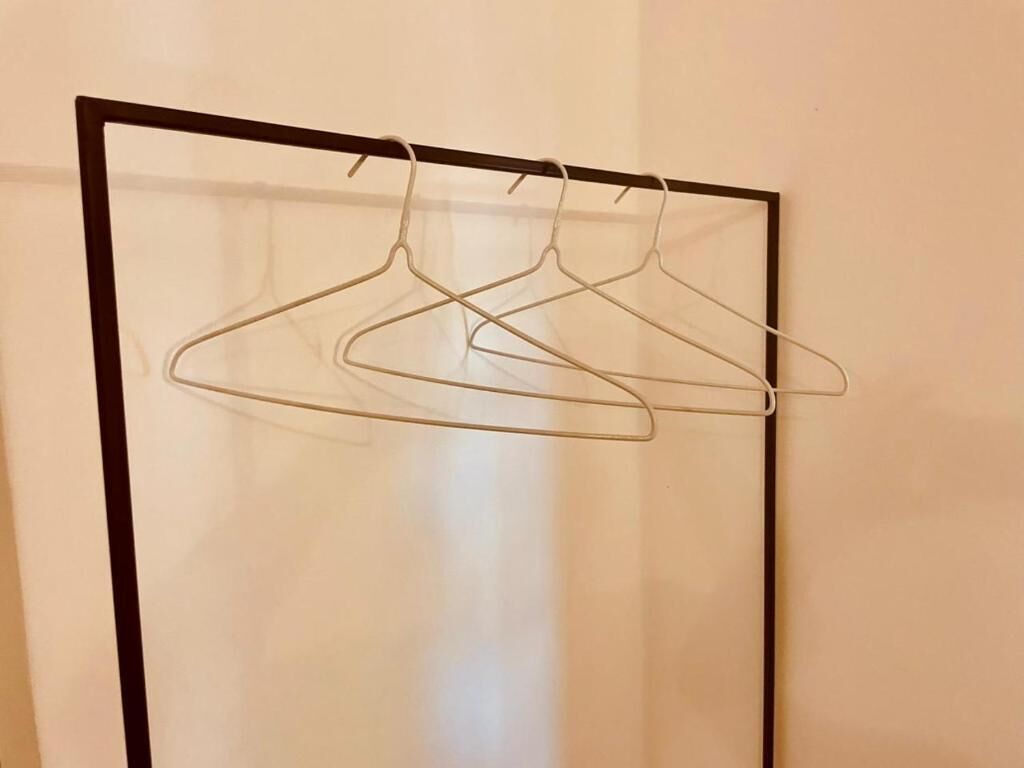 Un perchero de pared con tres ganchos vacíos.