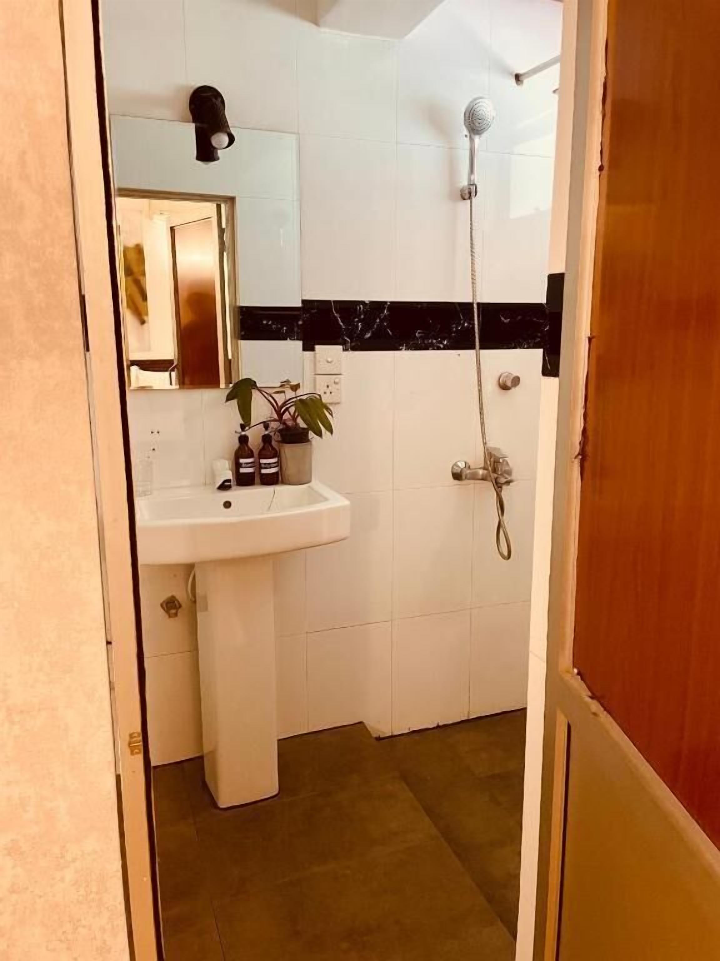 Chambre, plusieurs lits, salle de bains privée | Salle de bain | Chaussons