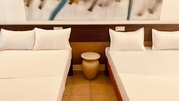 Chambre, plusieurs lits, salle de bains privée | Coffres-forts dans les chambres, rideaux occultants