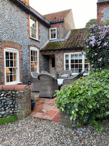 Luxury Cottage,2 Kingsize Ensuite Bedroom, Pretty Courtyard, Close to the Quay.