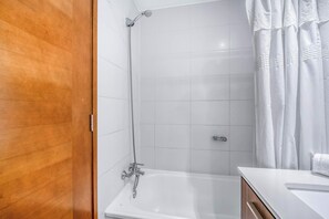 Douche, sèche-cheveux, serviettes fournies