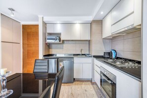Réfrigérateur, micro-ondes, plaque de cuisson, grille-pain