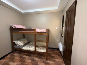 2 bedrooms, Internet, bed sheets - Casa Vina – Cozy & Affordable Stay in Puerto Princesa with Netflix & WiFi (Puerto Princesa City)