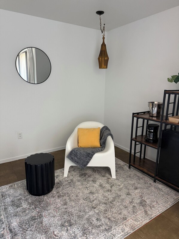 Classic Room | Living area - Hotel Lindo (Tucson)