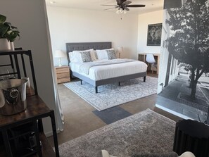 Classic Room, 1 King Bed | Individually decorated, laptop workspace, blackout drapes - Hotel Lindo (Tucson)