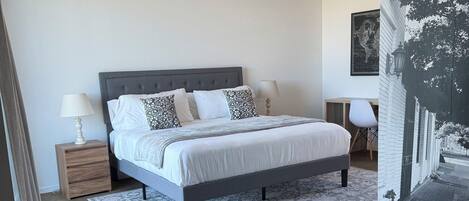Classic Room, 1 King Bed | Laptop workspace, blackout drapes, iron/ironing board
