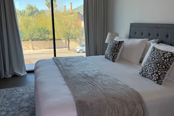 Quarto clássico, 1 cama King | Individualmente decorados, espaço de trabalho para notebook