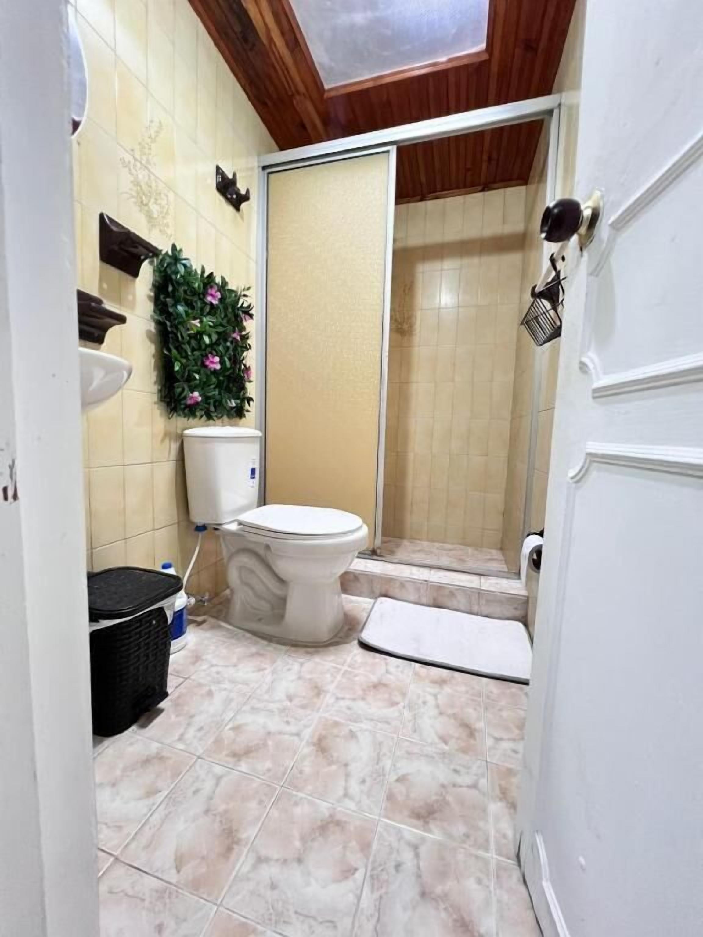Khăn tắm, xà phòng, dầu gội, giấy vệ sinh 