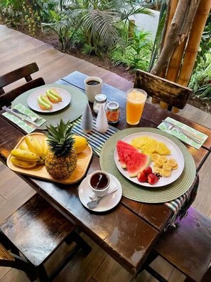 Outdoor dining - Casa Santa Rosa Garden (Santa Rosa de Cabal)