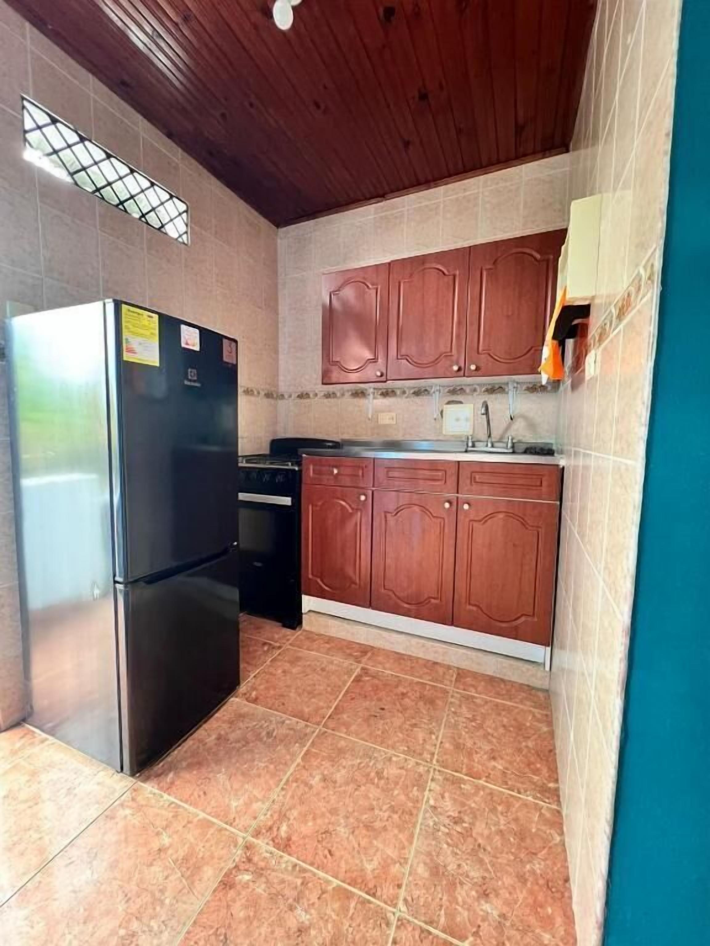 Quarto quádruplo conforto, sacada, vista para o jardim | Cozinha privada