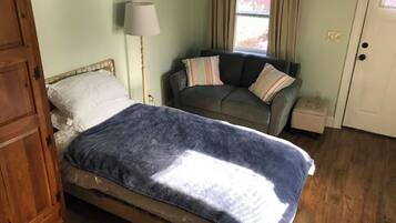 Iron/ironing board, WiFi (free), bed sheets