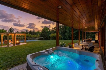 Pickleball - Hot Tub - River/Hike - 4 King Beds