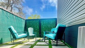 A patio with outdoor furniture, a green wall, and a clear sky. - Welcome to vacation Home five minutes from the beach. 🏖️ (Pensacola)