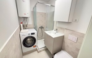 Shower, hair dryer - Stunning home in Liznjan (Liznjan)