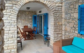 Outdoor dining - Stunning home in Liznjan (Liznjan)