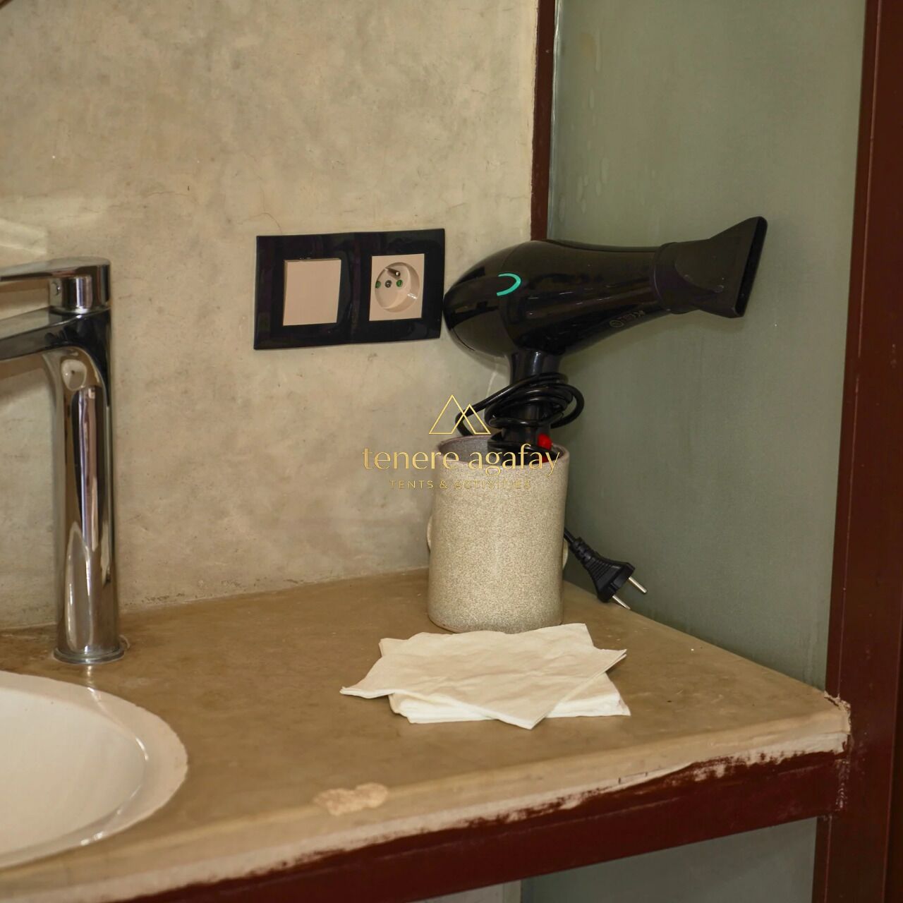 Baignoire et douche séparées, serviettes fournies, savon, shampoing