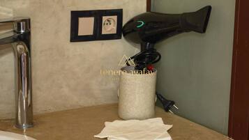 Baignoire et douche séparées, serviettes fournies, savon, shampoing