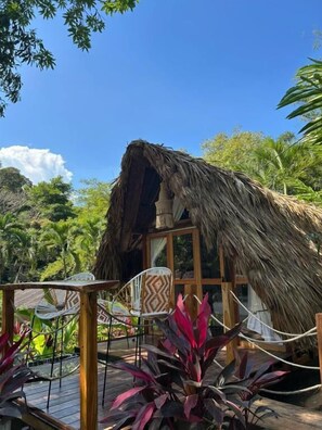 Deluxe bungalow, balkon, uitzicht op zwembad | Een bureau