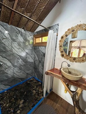 Bungalow Deluxe, balcón, vista a la alberca | Baño