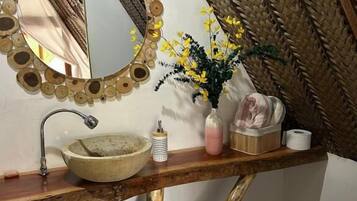 Deluxe-Bungalow, Balkon, Poolblick | Badezimmer