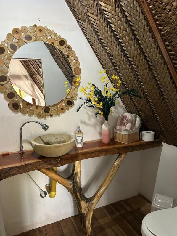 Deluxe bungalow, balkon, uitzicht op zwembad | Badkamer | Een douche, gratis toiletartikelen, een haardroger, handdoeken