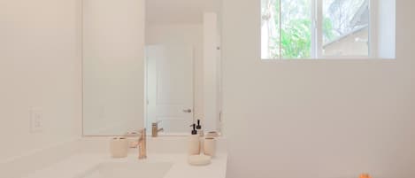 Haartrockner, Handtücher, Toilettenpapier