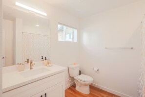Hair dryer, towels, toilet paper - Fully Furnished Studio in the Heart of Sacramento (Sacramento)