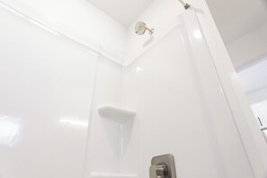 Hair dryer, towels, toilet paper - Fully Furnished Studio in the Heart of Sacramento (Sacramento)