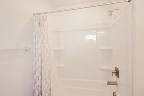 Hair dryer, towels, toilet paper - Fully Furnished Studio in the Heart of Sacramento (Sacramento)