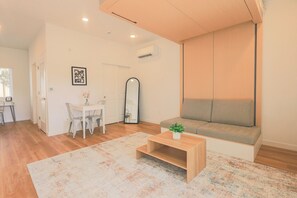 Living area - Fully Furnished Studio in the Heart of Sacramento (Sacramento)