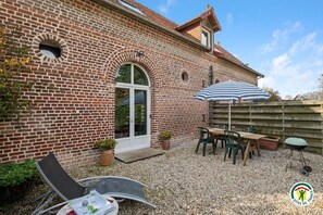 Outdoor dining - Gîtes de France® - Graine de Lin (AMBRUMESNIL)