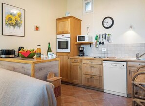 Fridge, microwave, oven, stovetop - Gîtes de France® - Graine de Lin (AMBRUMESNIL)