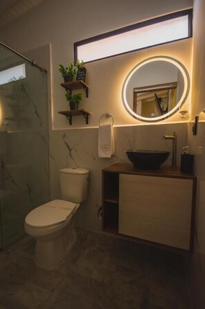Executive tweepersoonskamer | Badkamer | Een douche, een regendouche, handdoeken, zeep