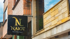A hotel boutique sign with a prominent 'N' logo. - Boutique N Laureles (Medellín)