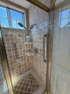 Shower, hair dryer, towels, soap - 1BR Private Beachy Flat w/Deck in Costa Mesa Great 4 Nurses & Business Travelers (Costa Mesa)