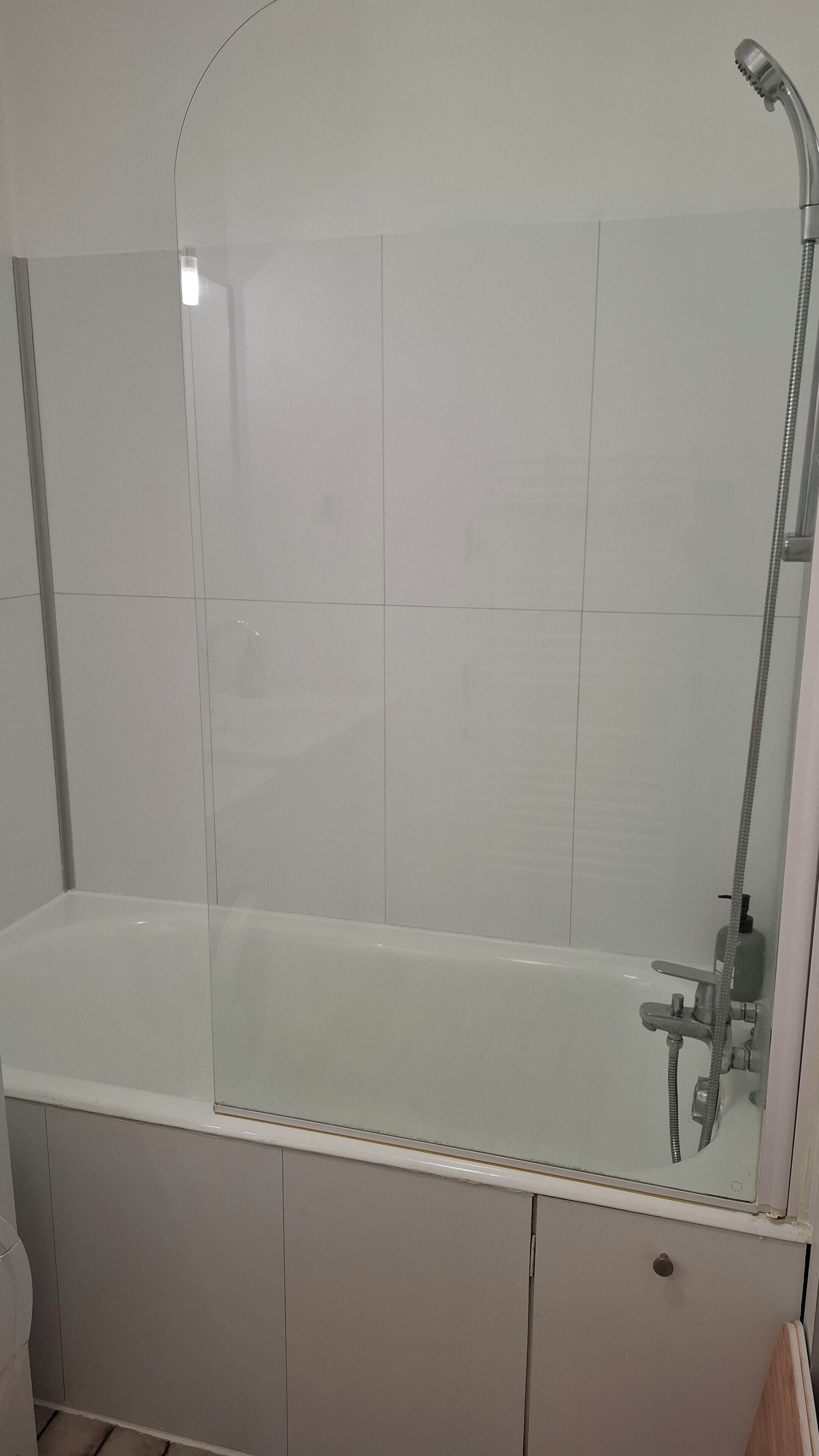 Haartrockner, Handtücher, Seife, Toilettenpapier