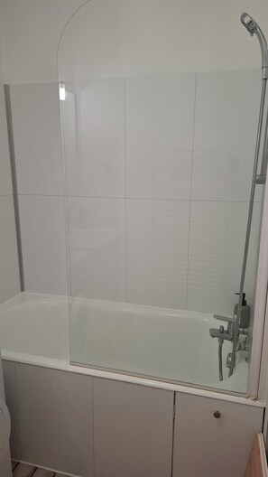 Hair dryer, towels, soap, toilet paper - Studio in the city center with parking - train station 2 min away (Tours)
