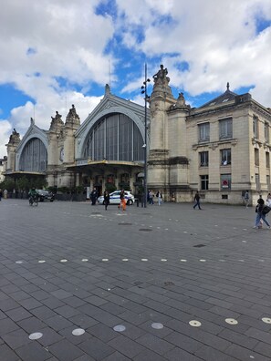 A historic building with large arched windows and ornate stonework. - Studio in the city center with parking - train station 2 min away (Tours)