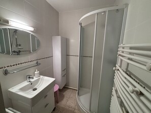 Bathroom - Apartment, pets welcome, AC - lake view (Balaruc-les-Bains)