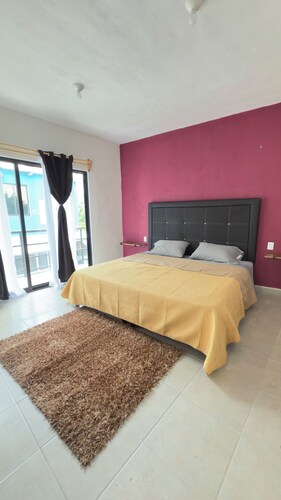 King Bed Climate TV Internet Hot water Parking Garden Central location