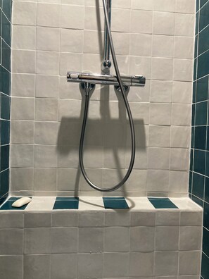 Douche, séchoir à cheveux, serviettes fournies, savon